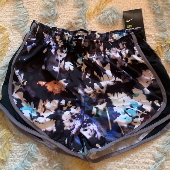 Nike floral shorts - Picture 6 of 17